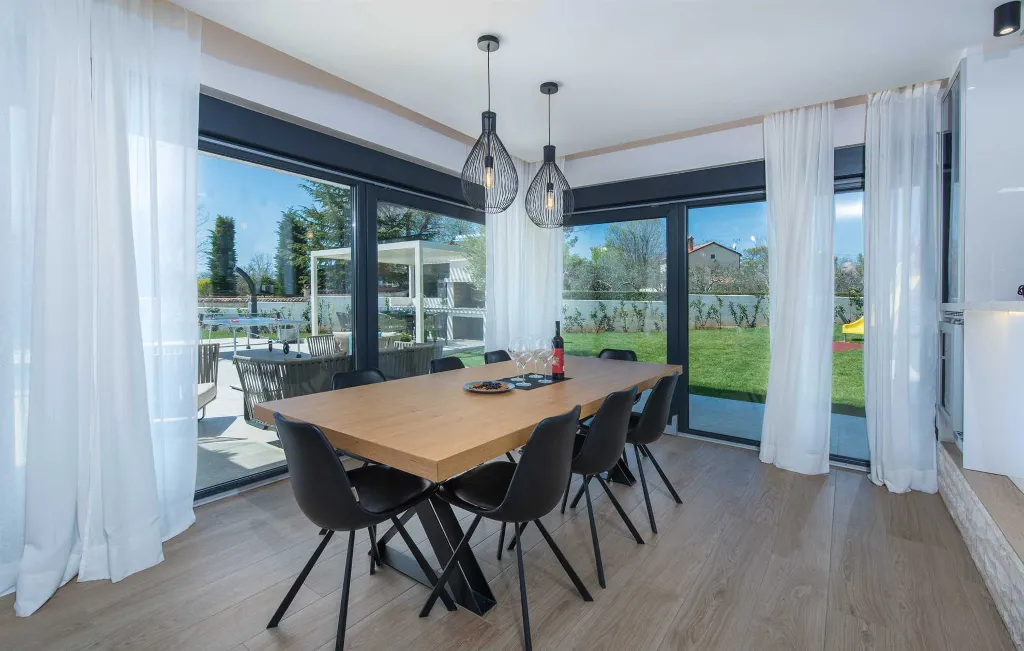 4-Bedroom Villa with Heated Pool in Poreč