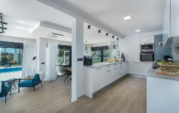4-Bedroom Villa with Heated Pool in Poreč