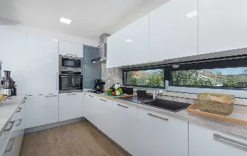 4-Bedroom Villa with Heated Pool in Poreč