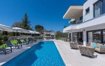 4-Bedroom Villa with Heated Pool in Poreč