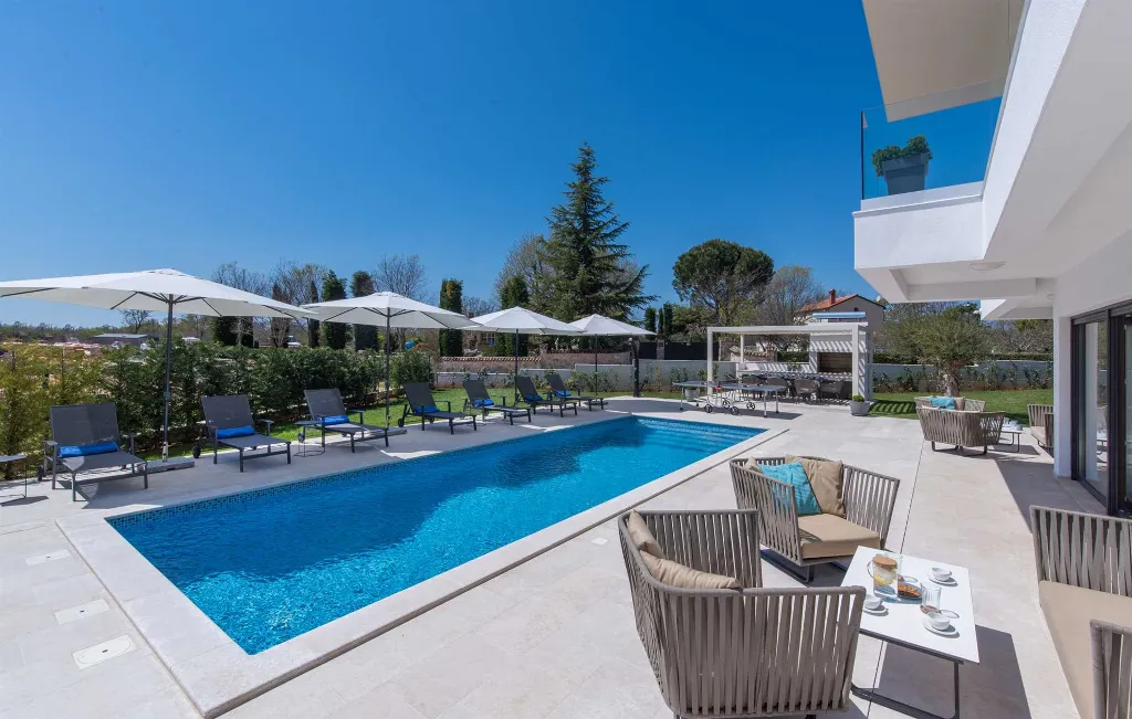 4-Bedroom Villa with Heated Pool in Poreč