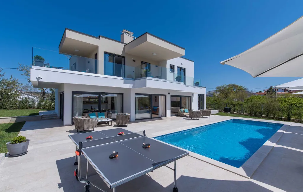 4-Bedroom Villa with Heated Pool in Poreč