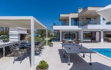 4-Bedroom Villa with Heated Pool in Poreč