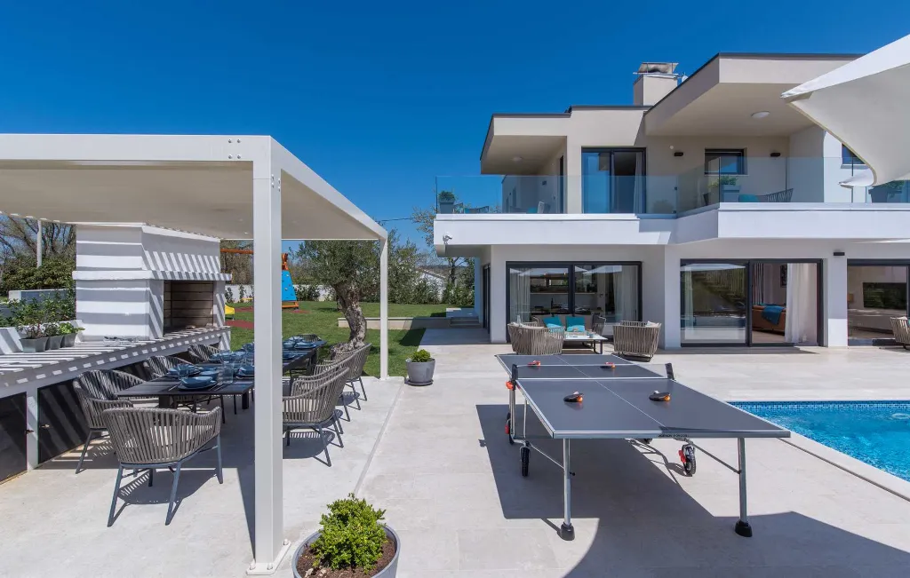 4-Bedroom Villa with Heated Pool in Poreč