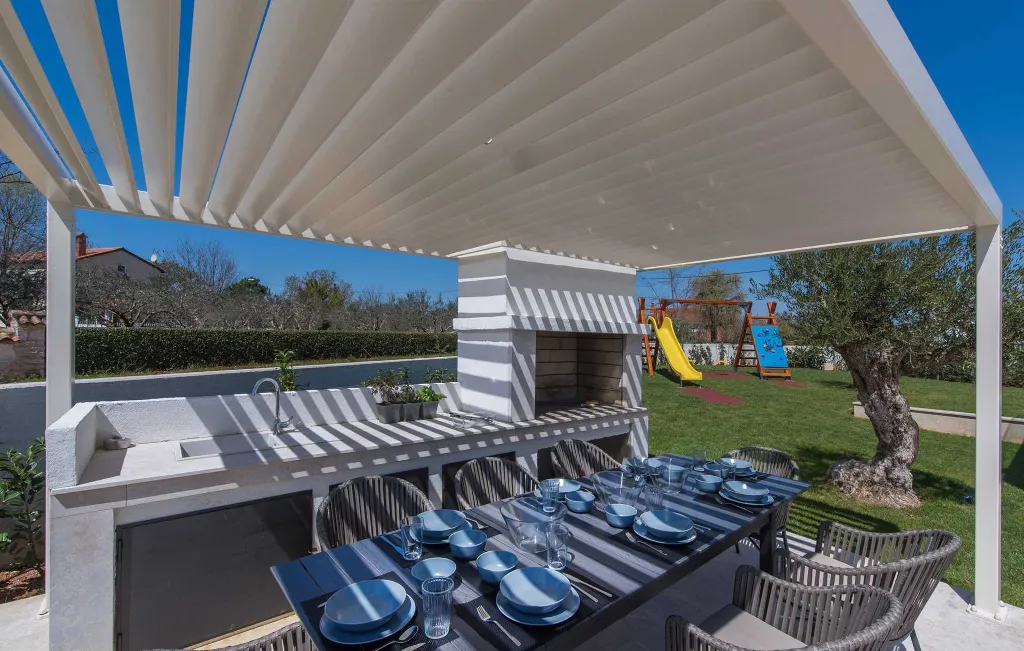4-Bedroom Villa with Heated Pool in Poreč