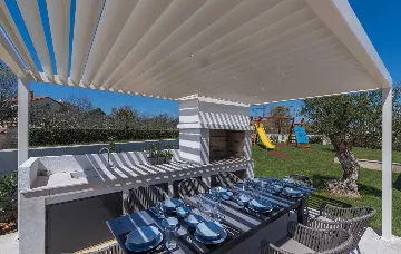 4-Bedroom Villa with Heated Pool in Poreč
