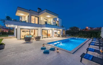 4-Bedroom Villa with Heated Pool in Poreč