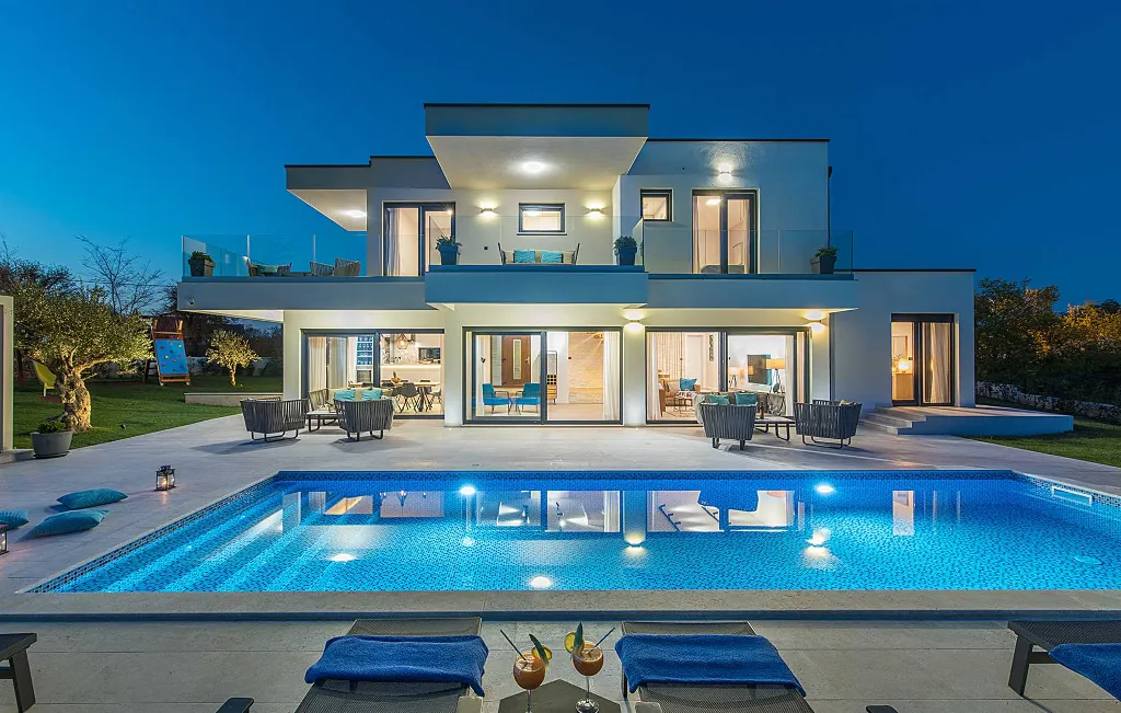 4-Bedroom Villa with Heated Pool in Poreč