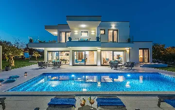 4-Bedroom Villa with Heated Pool in Poreč