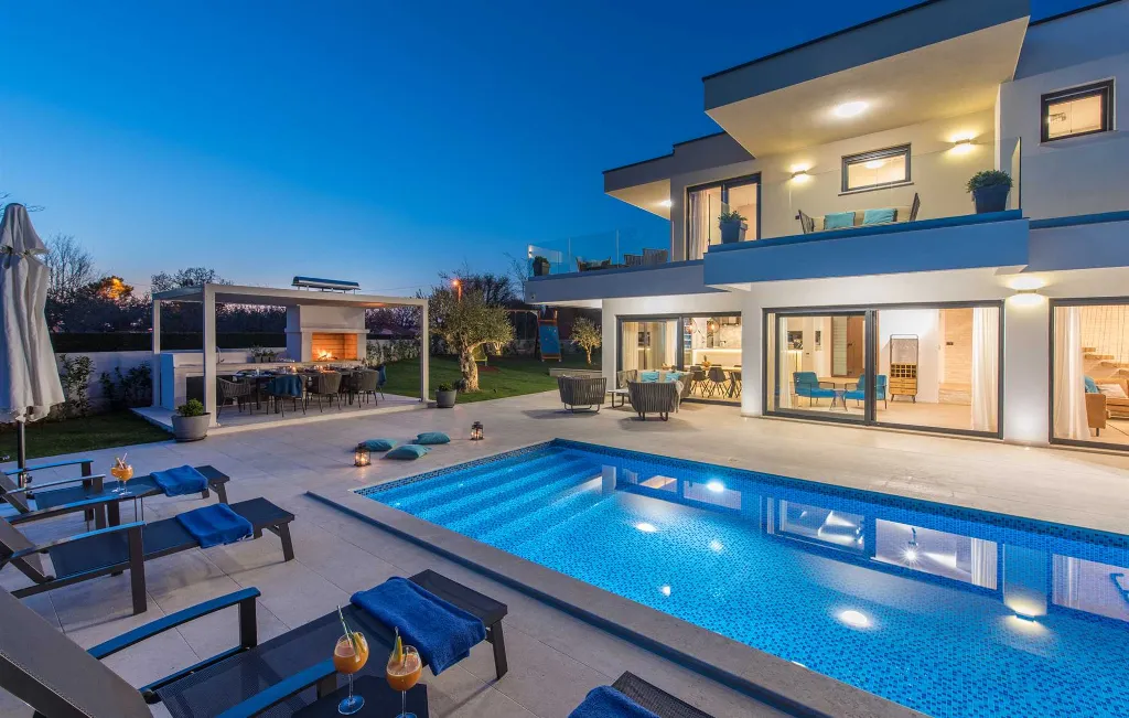 4-Bedroom Villa with Heated Pool in Poreč