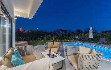 4-Bedroom Villa with Heated Pool in Poreč