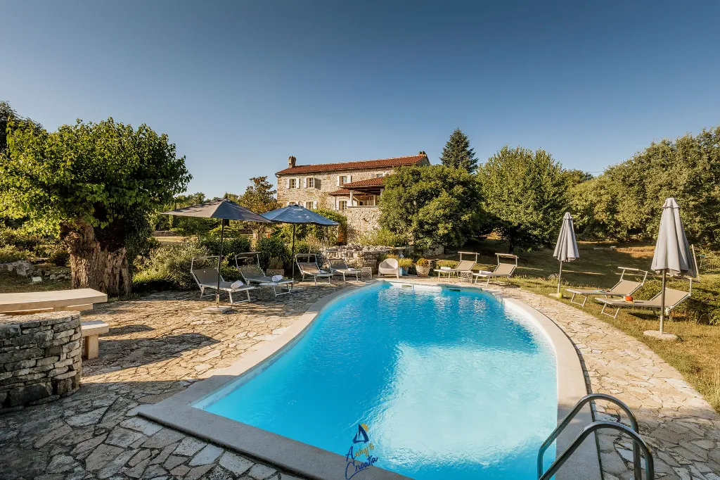 Makovci Villa with Pool for Up to 10 Guests