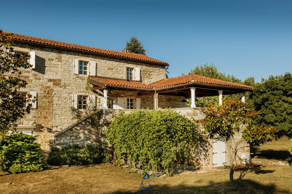 Makovci Villa with Pool for Up to 10 Guests
