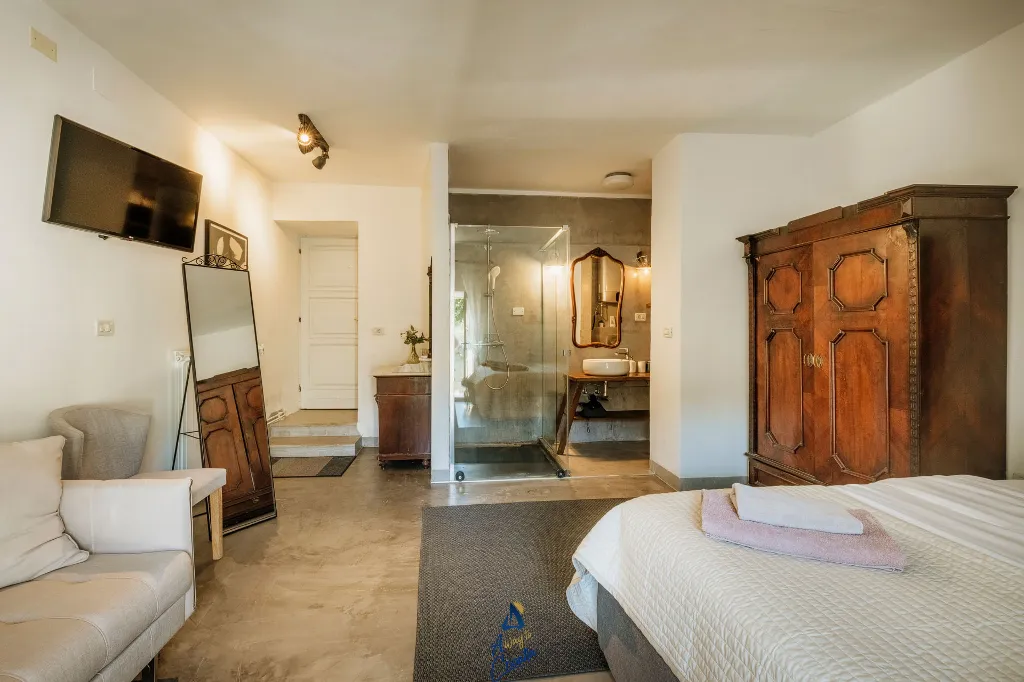 Makovci Villa with Pool for Up to 10 Guests