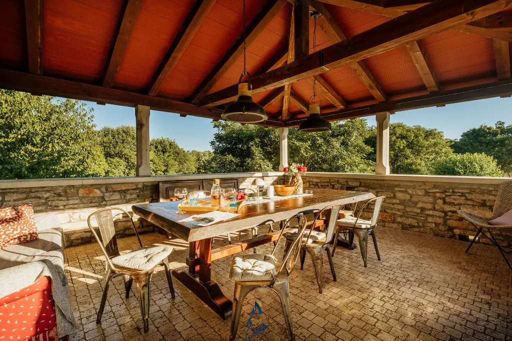 Makovci Villa with Pool for Up to 10 Guests