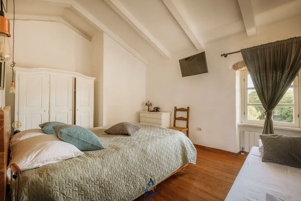 Makovci Villa with Pool for Up to 10 Guests