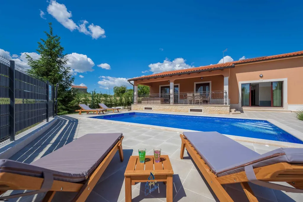 Villa in Tinjan for 6 Guests with Pool & Wellness