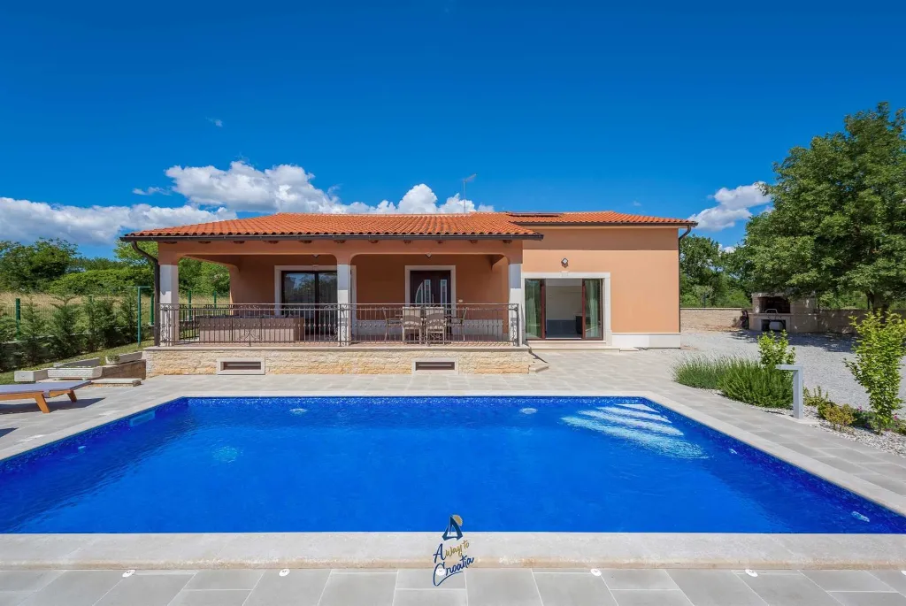 Villa in Tinjan for 6 Guests with Pool & Wellness