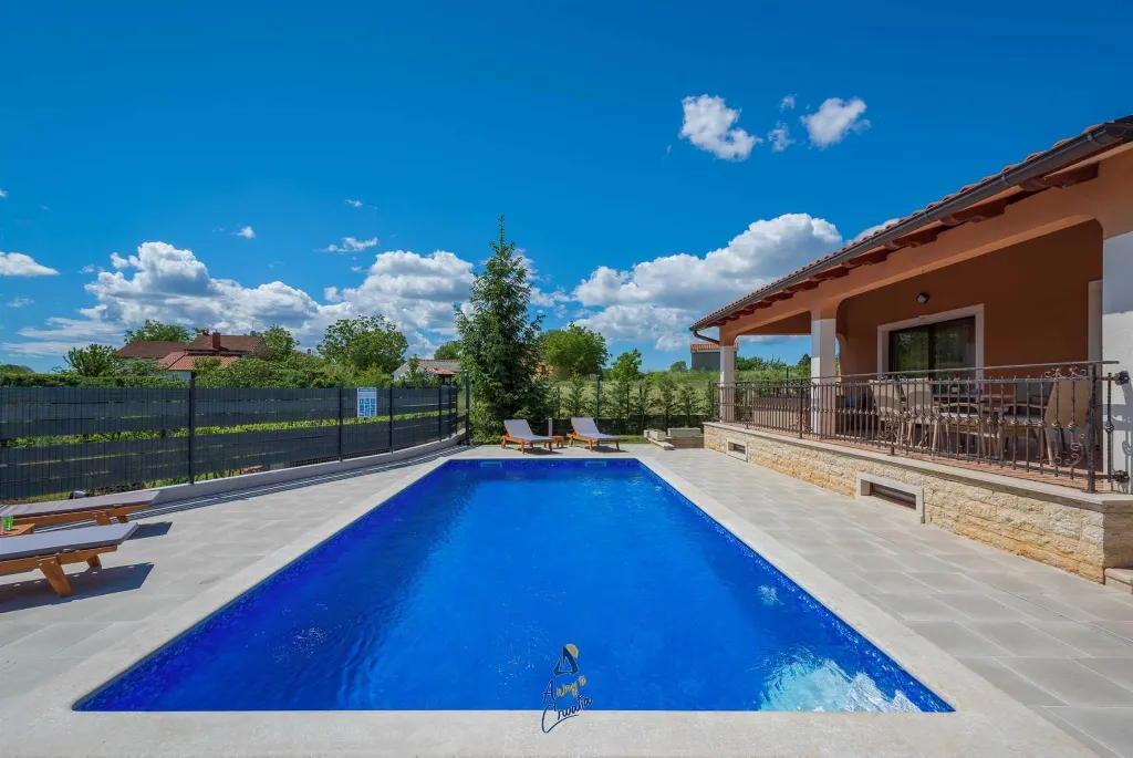 Villa in Tinjan for 6 Guests with Pool & Wellness