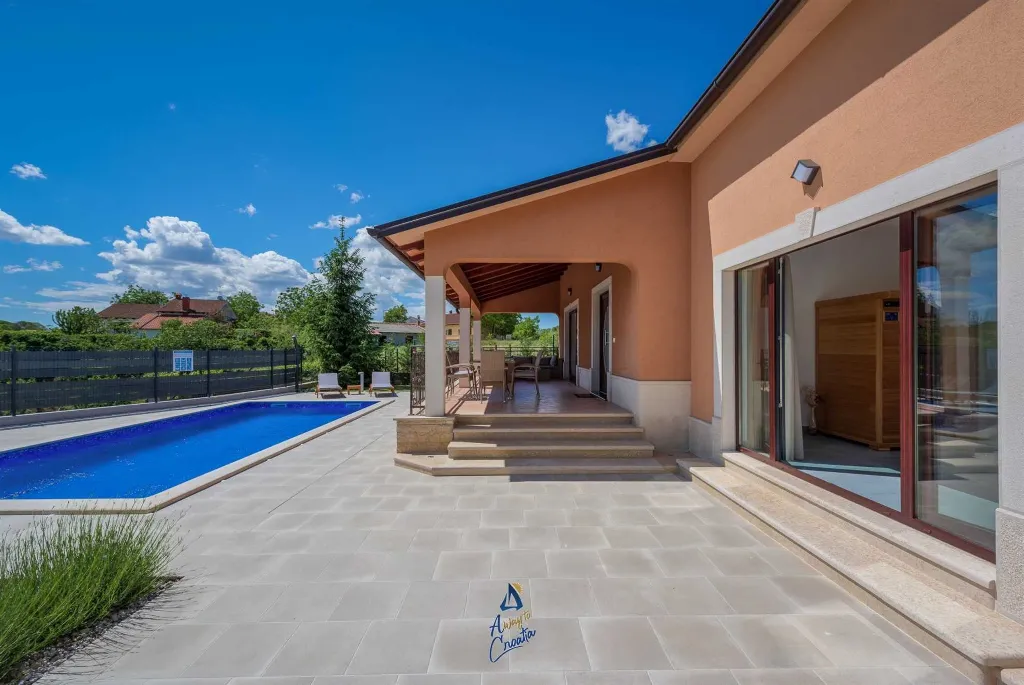 Villa in Tinjan for 6 Guests with Pool & Wellness