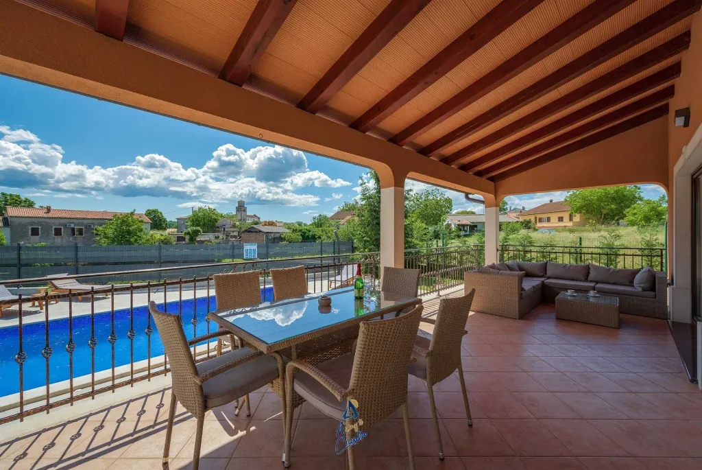 Villa in Tinjan for 6 Guests with Pool & Wellness