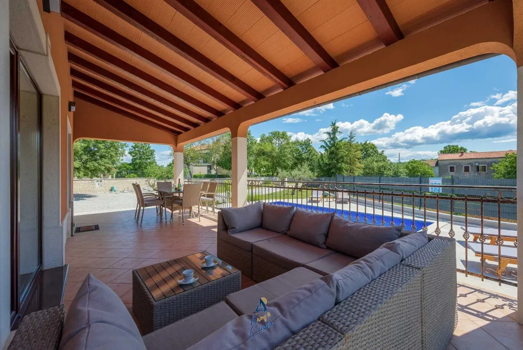 Villa in Tinjan for 6 Guests with Pool & Wellness