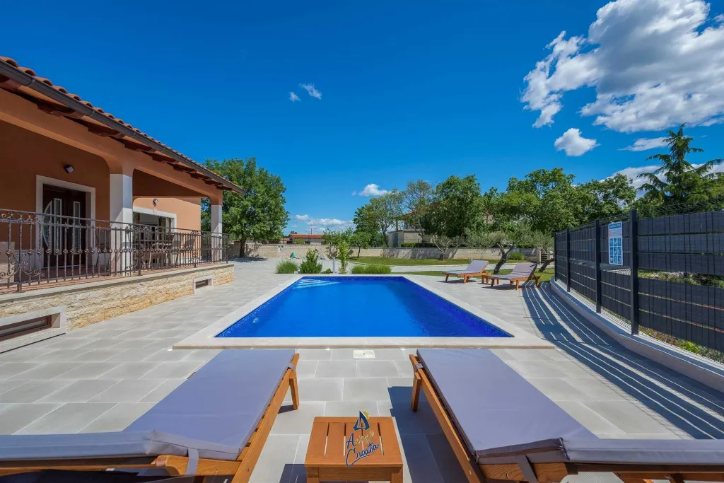 Villa in Tinjan for 6 Guests with Pool & Wellness