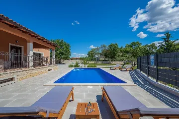 Villa in Tinjan for 6 Guests with Pool & Wellness