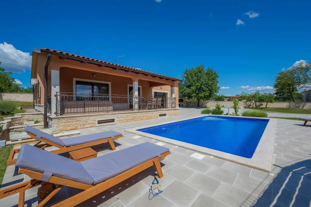 Villa in Tinjan for 6 Guests with Pool & Wellness