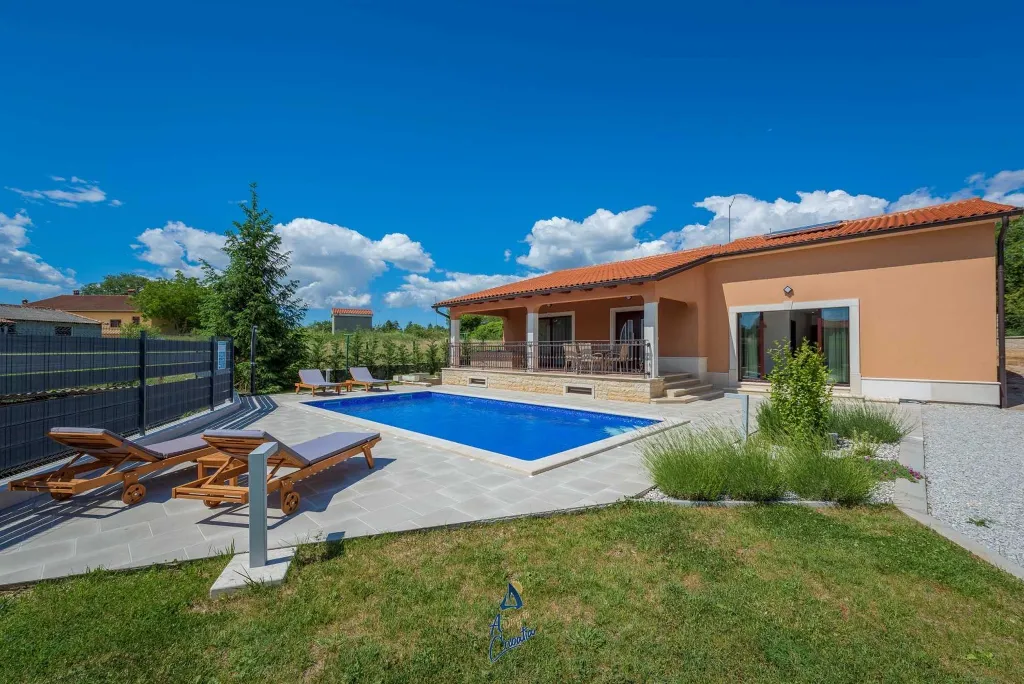 Villa in Tinjan for 6 Guests with Pool & Wellness