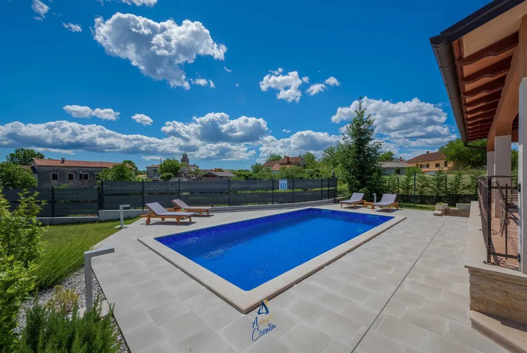 Villa in Tinjan for 6 Guests with Pool & Wellness