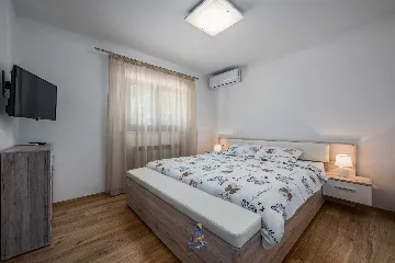 Villa in Tinjan for 6 Guests with Pool & Wellness