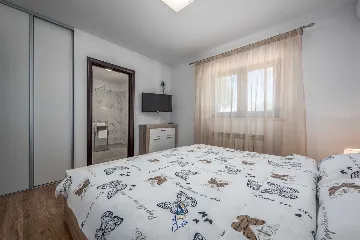 Villa in Tinjan for 6 Guests with Pool & Wellness