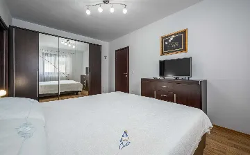 Villa in Tinjan for 6 Guests with Pool & Wellness