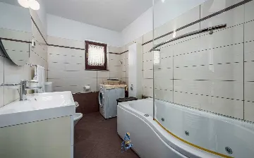 Villa in Tinjan for 6 Guests with Pool & Wellness