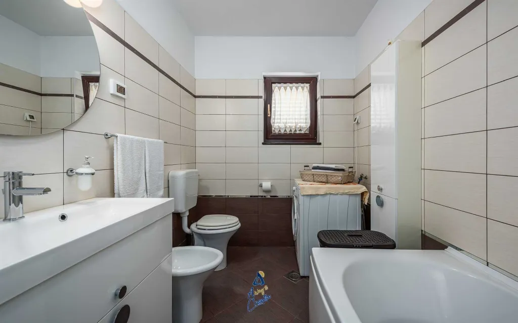 Villa in Tinjan for 6 Guests with Pool & Wellness