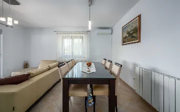 Villa in Tinjan for 6 Guests with Pool & Wellness