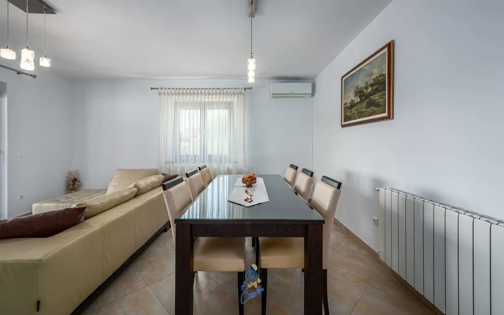 Villa in Tinjan for 6 Guests with Pool & Wellness