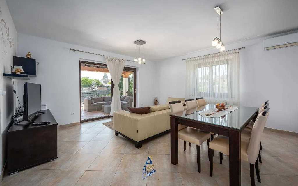 Villa in Tinjan for 6 Guests with Pool & Wellness