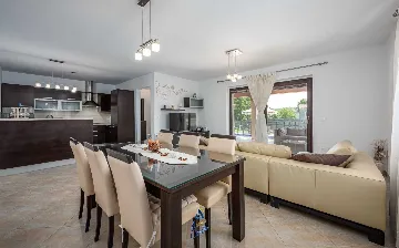 Villa in Tinjan for 6 Guests with Pool & Wellness