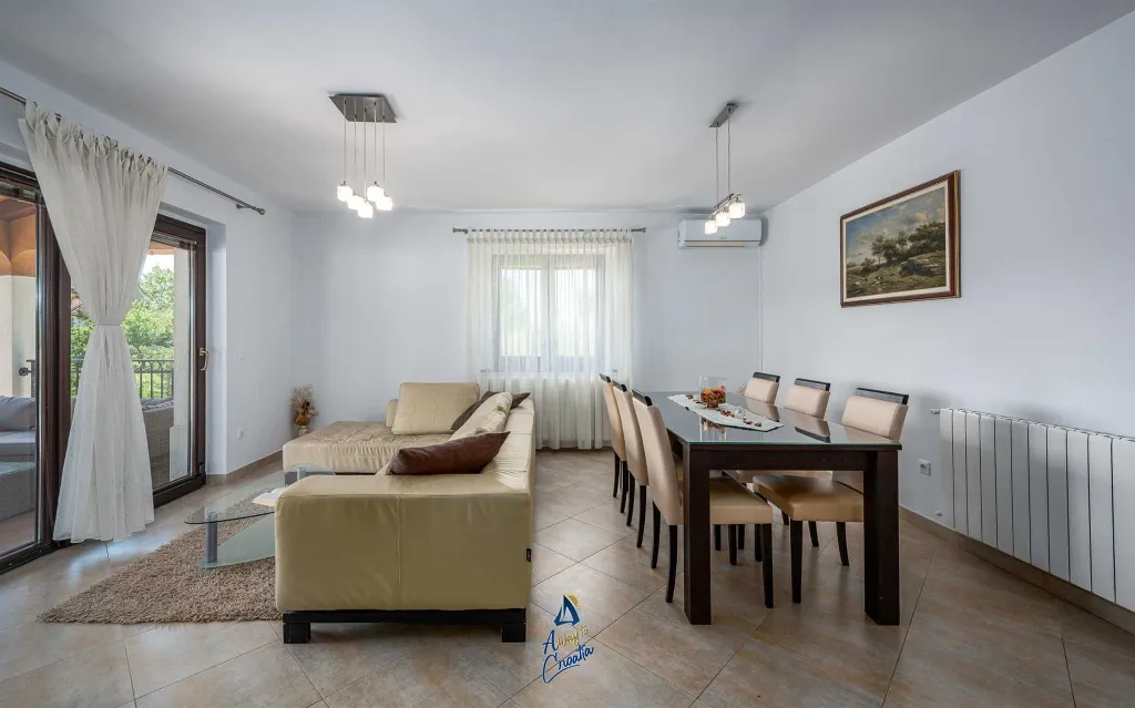 Villa in Tinjan for 6 Guests with Pool & Wellness