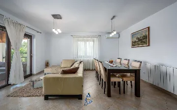 Villa in Tinjan for 6 Guests with Pool & Wellness