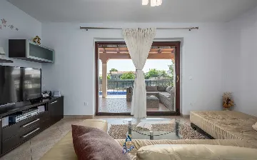Villa in Tinjan for 6 Guests with Pool & Wellness