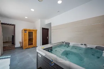 Villa in Tinjan for 6 Guests with Pool & Wellness