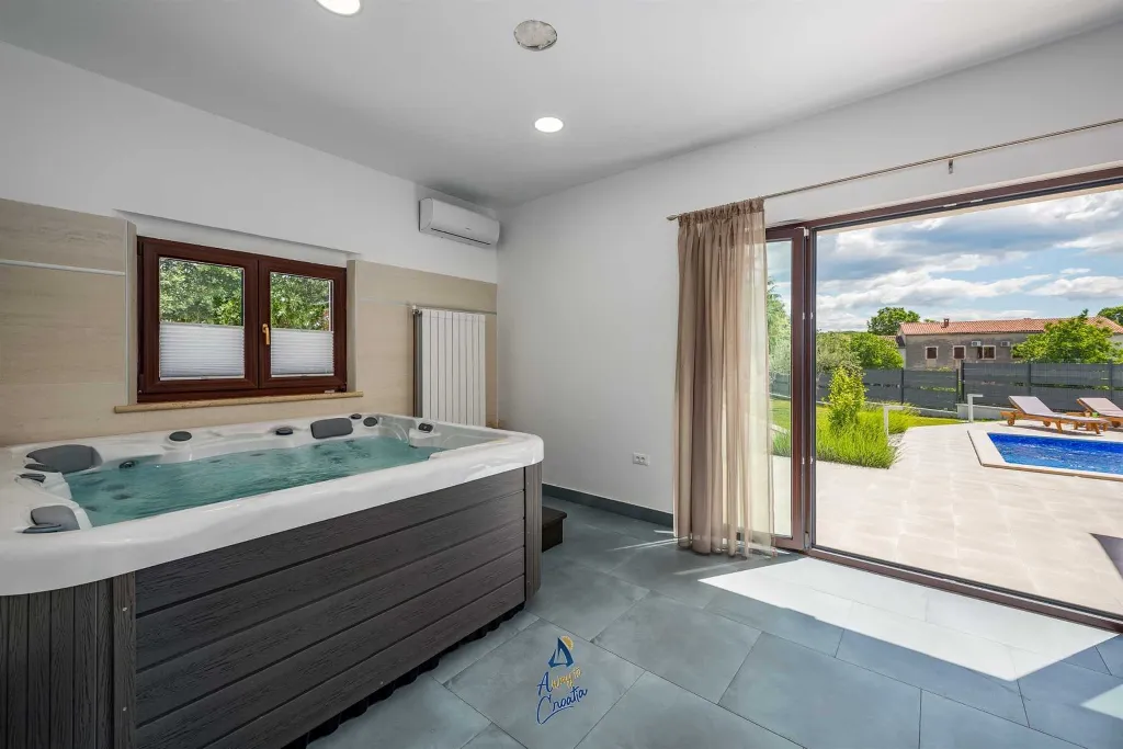 Villa in Tinjan for 6 Guests with Pool & Wellness