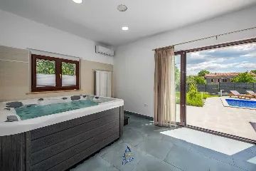 Villa in Tinjan for 6 Guests with Pool & Wellness