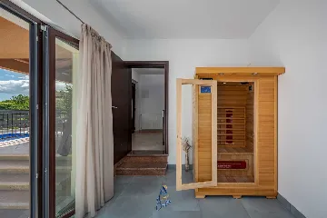 Villa in Tinjan for 6 Guests with Pool & Wellness