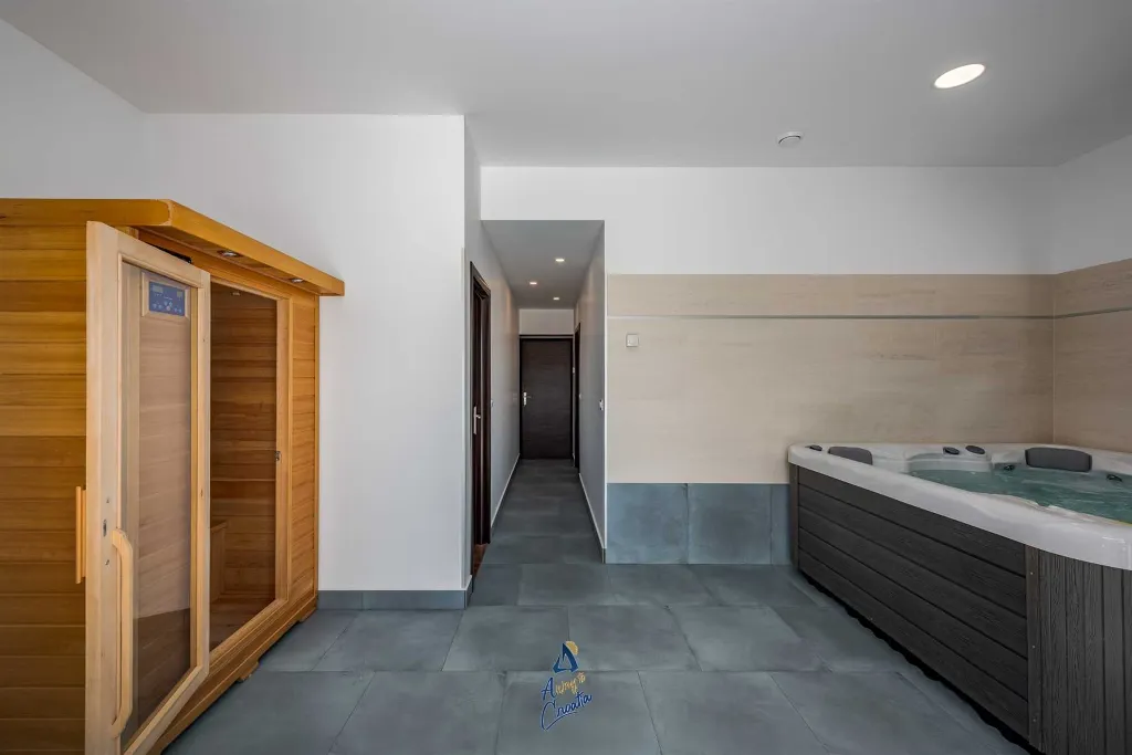 Villa in Tinjan for 6 Guests with Pool & Wellness