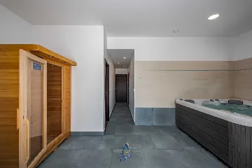 Villa in Tinjan for 6 Guests with Pool & Wellness