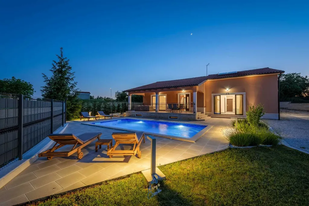 Villa in Tinjan for 6 Guests with Pool & Wellness